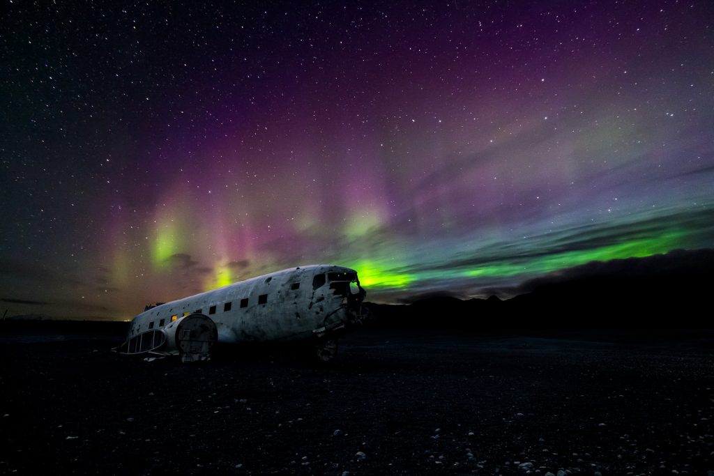 Las auroras boreales en el Solhéimasanður Plane Wreck