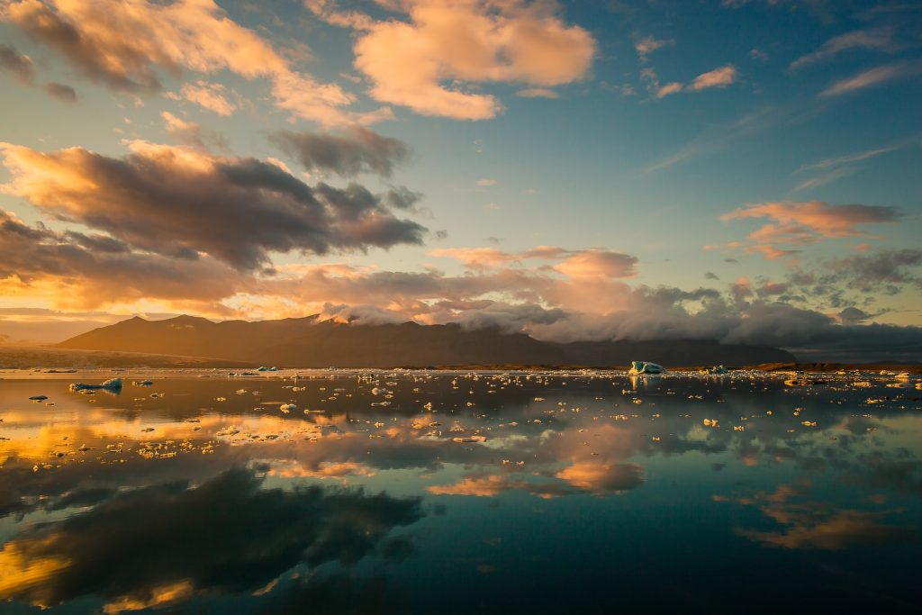 La puesta del sol es mágica sabiendo o no el idioma de Islandia